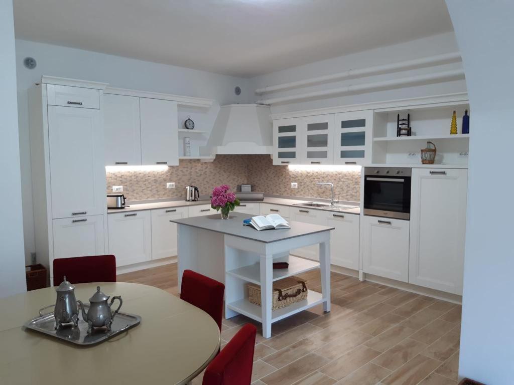 Big Apartment With Lake View And Two Bedrooms サーラ・コマチーナ エクステリア 写真